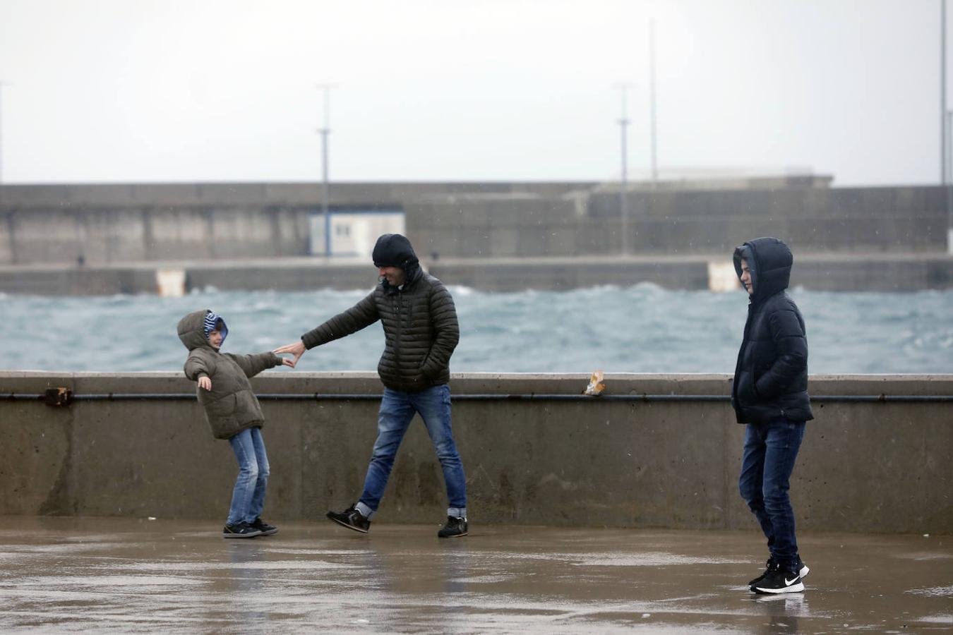 Fotos: Fuertes precipitaciones en la playa y el puerto de Valencia