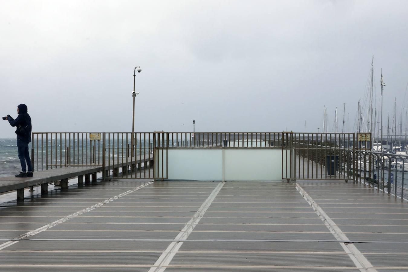 Fotos: Fuertes precipitaciones en la playa y el puerto de Valencia