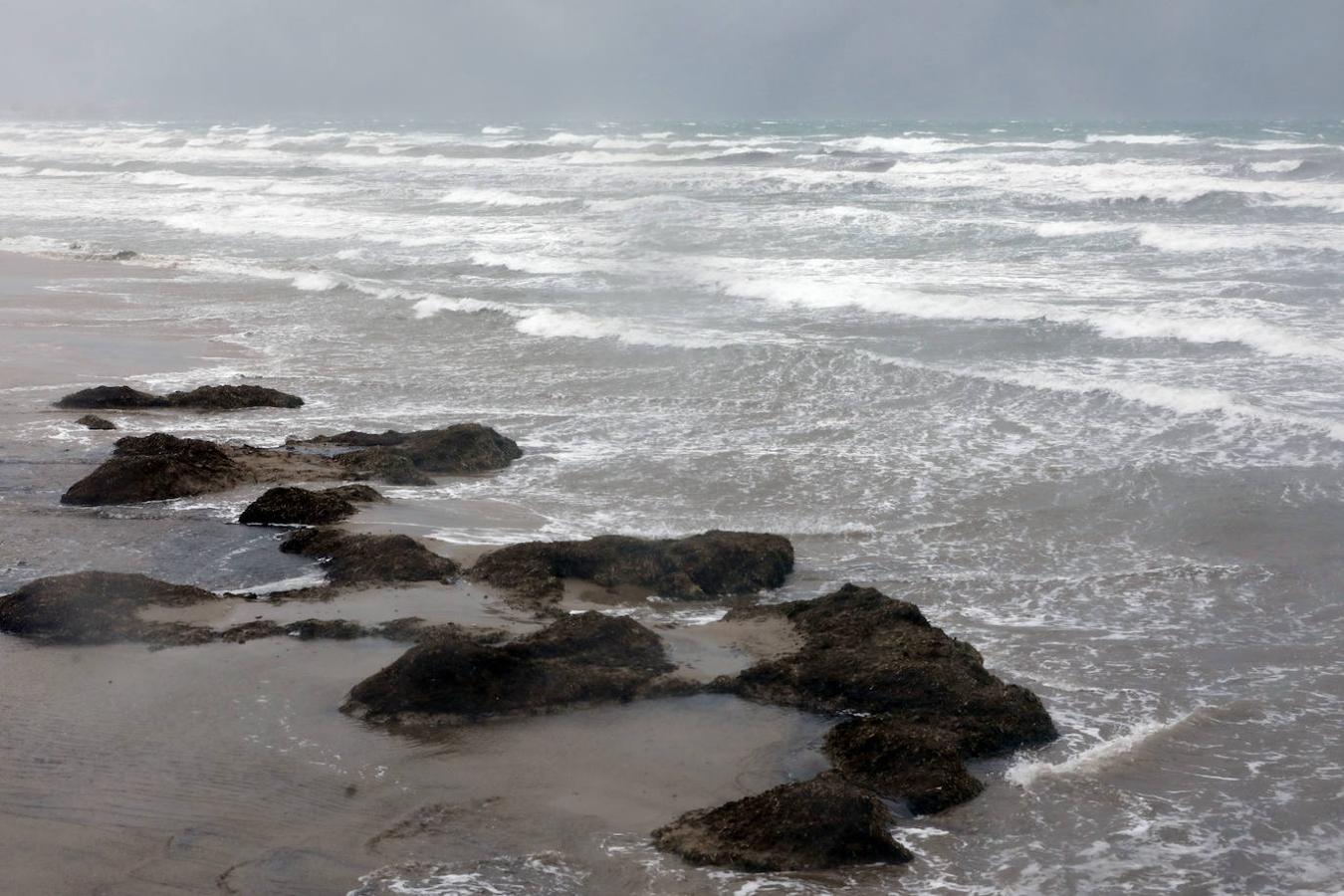 Fotos: Fuertes precipitaciones en la playa y el puerto de Valencia