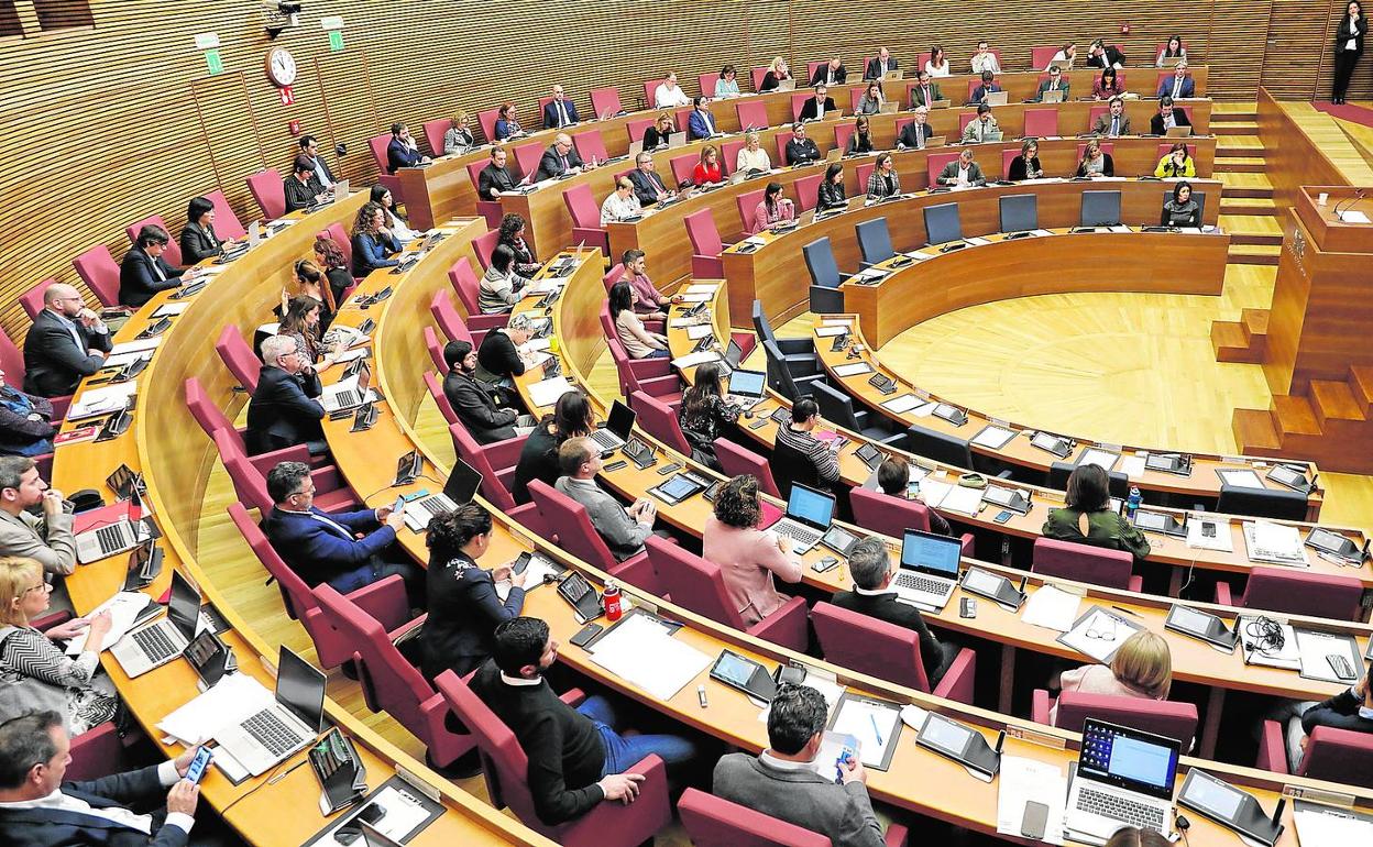 Los diputados en un pleno de Les Corts.