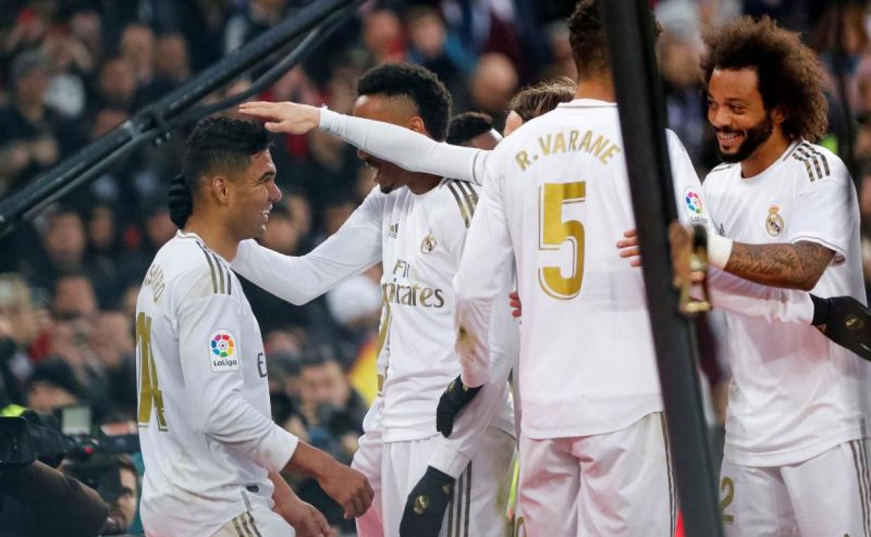 Los jugadores del Madrid celebran el segundo gol de Casemiro al Sevilla.
