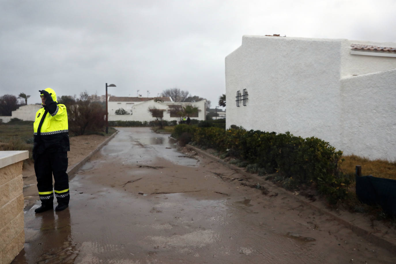 Fotos: La Policía Local ordena desalojar la urbanización La Casbah de El Saler