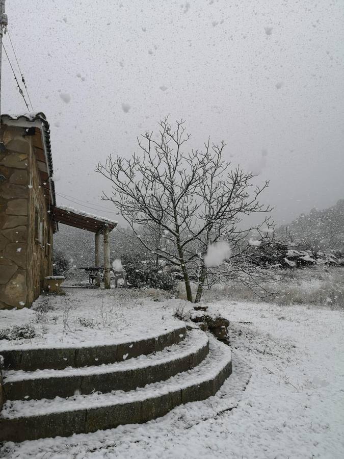 Nieva en la comarca de los Serranos, en la zona de Villar del Arzobispo y Villar del Olmo, este domingo, 19 de enero.