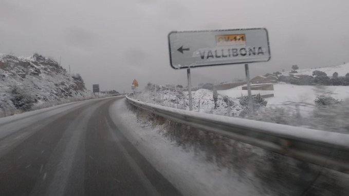 Carretera de acceso a la Vallibona (Castellón).