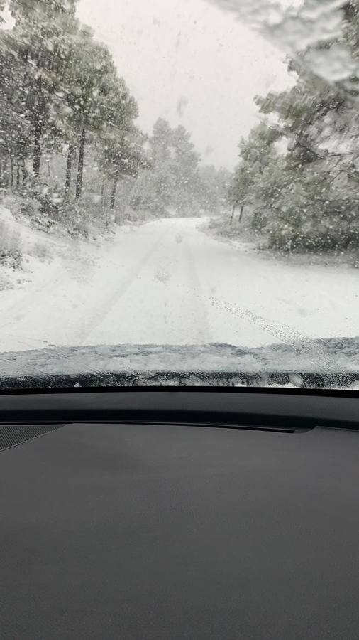 Nevada en la carretera CV-393 entre Utiel y Benagéber (interior de Valencia), este domingo, 19 de enero. También ha nevado cerca, en la zona de Tuéjar. 