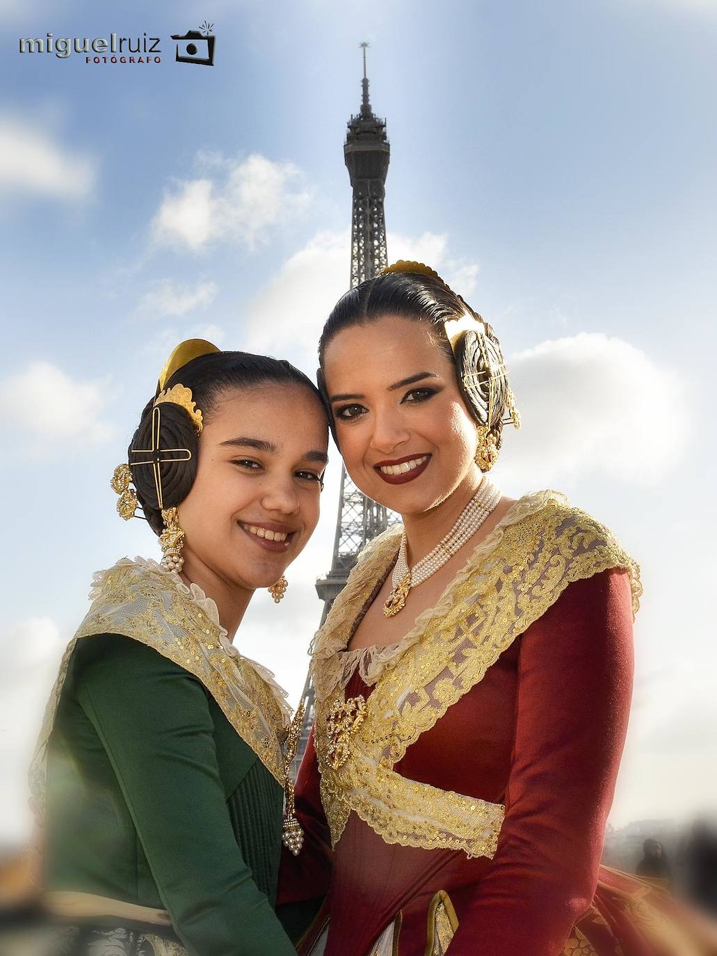 París ya tiene falleras mayores para 2020. Este pasado fin de semana se celebraba en el Ayuntamiento de París, situado en el Distrito 19, el acto al que también asistieron las falleras mayores de Valencia 2019, Marina Civera y Sara Larrazábal. Ana Enríquez ya luce la banda de fallera mayor de París, mientras que Emma Testu portará la de fallera mayor infantil. El acto, que reunió a un gran grupo de personas en uno de los salones más destacado del ilustre edificio, también contó con la presencia de una representación de las Fallas de Silla, así como de un espectáculo ofrecido por los cantantes Ángel Bellido y Aisha Bordas. Un año más la Casa Regional Valenciana de París, presidida por Pilar de la Guía, ha trasladado una porción de Valencia a los pies de la Torre Eiffel.