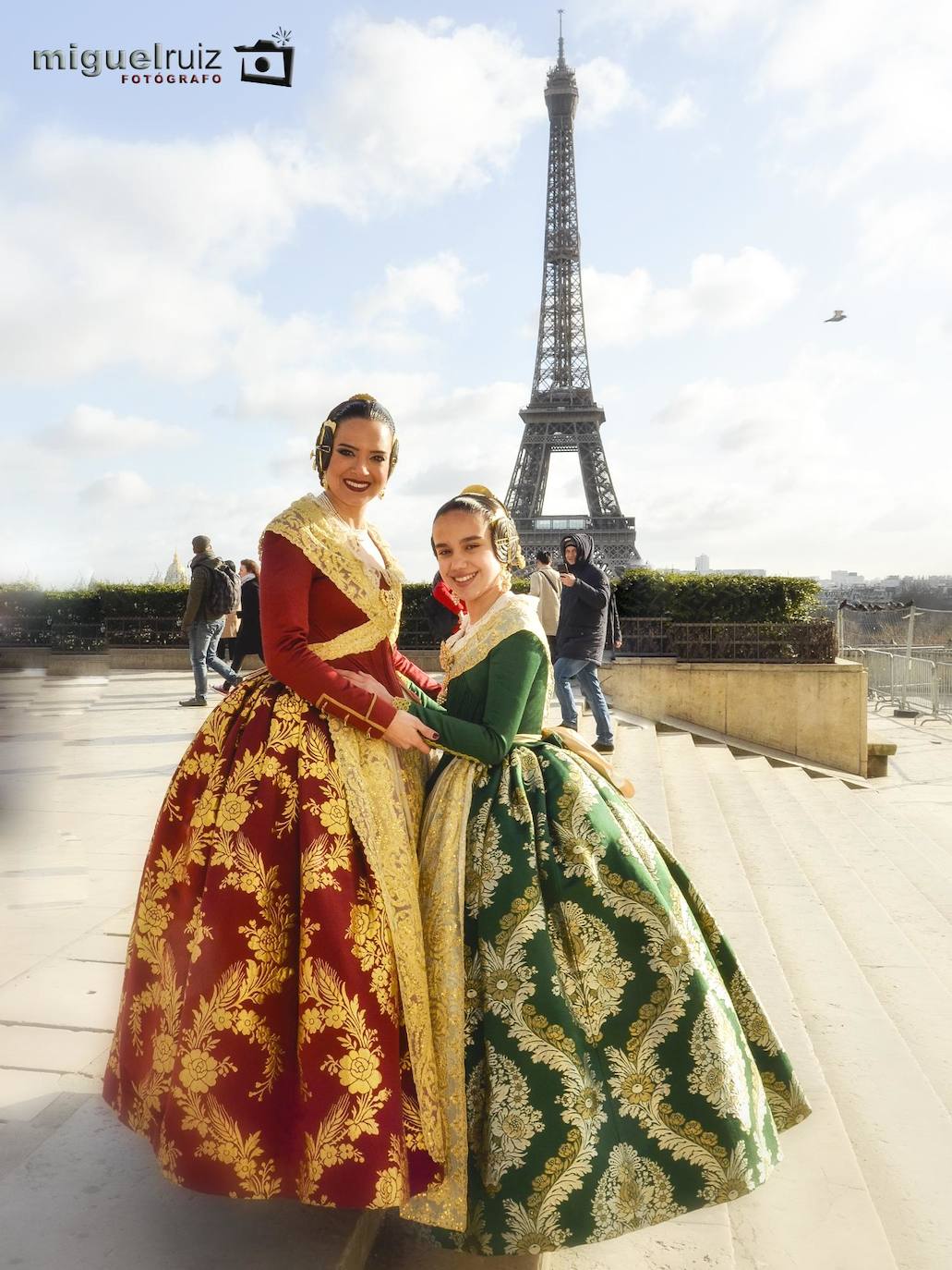 París ya tiene falleras mayores para 2020. Este pasado fin de semana se celebraba en el Ayuntamiento de París, situado en el Distrito 19, el acto al que también asistieron las falleras mayores de Valencia 2019, Marina Civera y Sara Larrazábal. Ana Enríquez ya luce la banda de fallera mayor de París, mientras que Emma Testu portará la de fallera mayor infantil. El acto, que reunió a un gran grupo de personas en uno de los salones más destacado del ilustre edificio, también contó con la presencia de una representación de las Fallas de Silla, así como de un espectáculo ofrecido por los cantantes Ángel Bellido y Aisha Bordas. Un año más la Casa Regional Valenciana de París, presidida por Pilar de la Guía, ha trasladado una porción de Valencia a los pies de la Torre Eiffel.