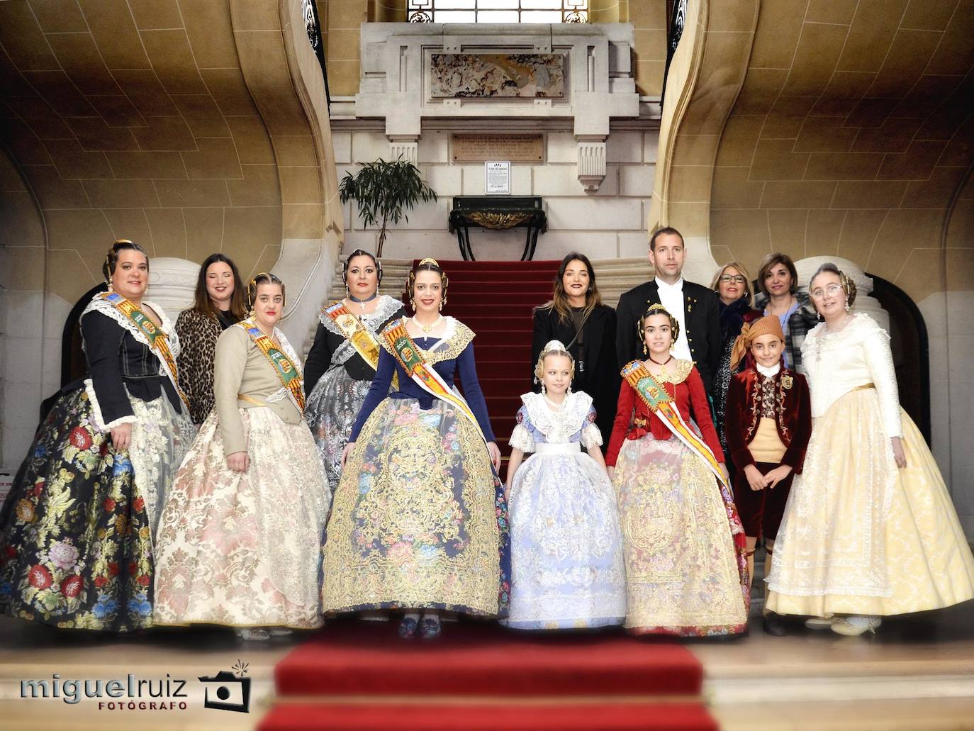 París ya tiene falleras mayores para 2020. Este pasado fin de semana se celebraba en el Ayuntamiento de París, situado en el Distrito 19, el acto al que también asistieron las falleras mayores de Valencia 2019, Marina Civera y Sara Larrazábal. Ana Enríquez ya luce la banda de fallera mayor de París, mientras que Emma Testu portará la de fallera mayor infantil. El acto, que reunió a un gran grupo de personas en uno de los salones más destacado del ilustre edificio, también contó con la presencia de una representación de las Fallas de Silla, así como de un espectáculo ofrecido por los cantantes Ángel Bellido y Aisha Bordas. Un año más la Casa Regional Valenciana de París, presidida por Pilar de la Guía, ha trasladado una porción de Valencia a los pies de la Torre Eiffel.