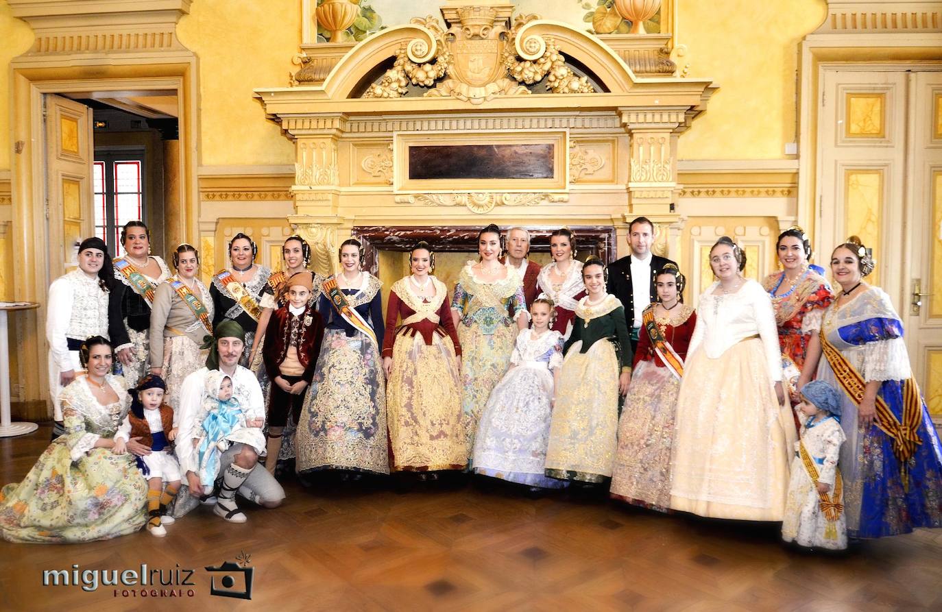 París ya tiene falleras mayores para 2020. Este pasado fin de semana se celebraba en el Ayuntamiento de París, situado en el Distrito 19, el acto al que también asistieron las falleras mayores de Valencia 2019, Marina Civera y Sara Larrazábal. Ana Enríquez ya luce la banda de fallera mayor de París, mientras que Emma Testu portará la de fallera mayor infantil. El acto, que reunió a un gran grupo de personas en uno de los salones más destacado del ilustre edificio, también contó con la presencia de una representación de las Fallas de Silla, así como de un espectáculo ofrecido por los cantantes Ángel Bellido y Aisha Bordas. Un año más la Casa Regional Valenciana de París, presidida por Pilar de la Guía, ha trasladado una porción de Valencia a los pies de la Torre Eiffel.