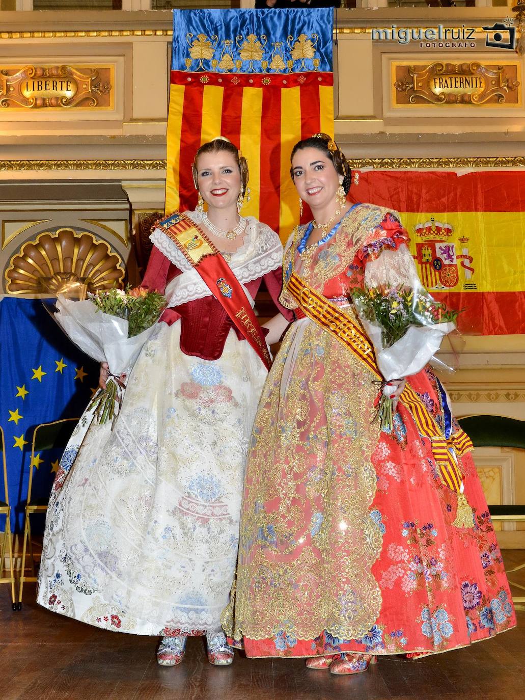 París ya tiene falleras mayores para 2020. Este pasado fin de semana se celebraba en el Ayuntamiento de París, situado en el Distrito 19, el acto al que también asistieron las falleras mayores de Valencia 2019, Marina Civera y Sara Larrazábal. Ana Enríquez ya luce la banda de fallera mayor de París, mientras que Emma Testu portará la de fallera mayor infantil. El acto, que reunió a un gran grupo de personas en uno de los salones más destacado del ilustre edificio, también contó con la presencia de una representación de las Fallas de Silla, así como de un espectáculo ofrecido por los cantantes Ángel Bellido y Aisha Bordas. Un año más la Casa Regional Valenciana de París, presidida por Pilar de la Guía, ha trasladado una porción de Valencia a los pies de la Torre Eiffel.