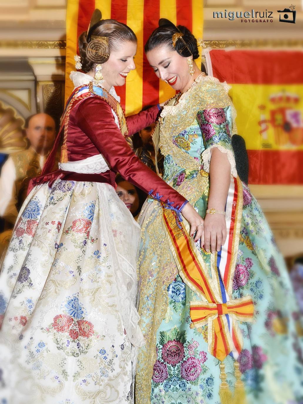 París ya tiene falleras mayores para 2020. Este pasado fin de semana se celebraba en el Ayuntamiento de París, situado en el Distrito 19, el acto al que también asistieron las falleras mayores de Valencia 2019, Marina Civera y Sara Larrazábal. Ana Enríquez ya luce la banda de fallera mayor de París, mientras que Emma Testu portará la de fallera mayor infantil. El acto, que reunió a un gran grupo de personas en uno de los salones más destacado del ilustre edificio, también contó con la presencia de una representación de las Fallas de Silla, así como de un espectáculo ofrecido por los cantantes Ángel Bellido y Aisha Bordas. Un año más la Casa Regional Valenciana de París, presidida por Pilar de la Guía, ha trasladado una porción de Valencia a los pies de la Torre Eiffel.