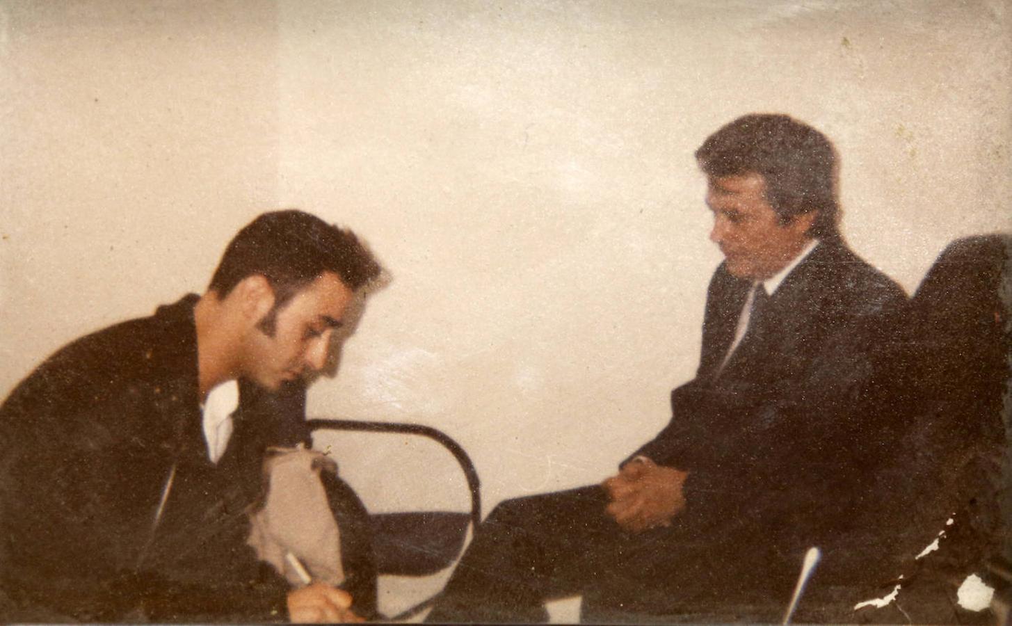 De trabajo. Con veintitrés años entrevistando a Alain Delon para una cartelera de Valencia. "Fue mi primera entrevista a una estrella", afirma.