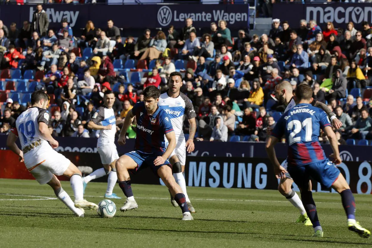 Melero conduce el balón ante la mirada de Camarasa. 