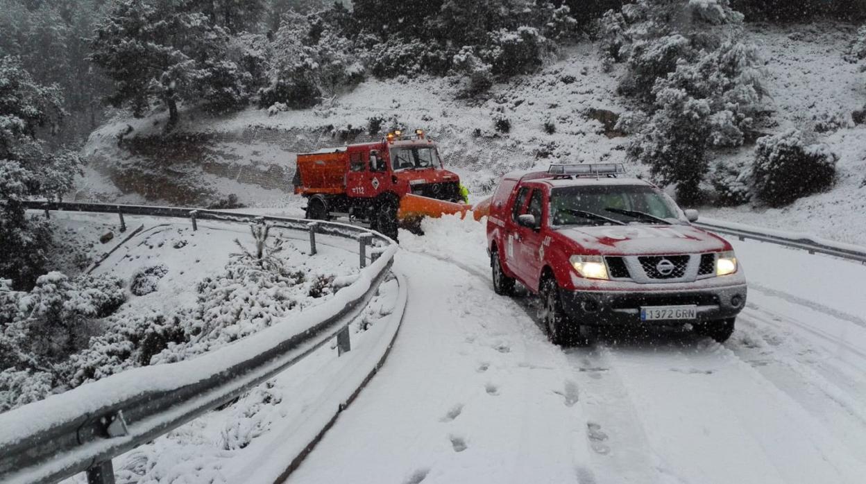  Nevadas. Una máquina quitanieves despeja el camino en una carretera del interior, ayer. 