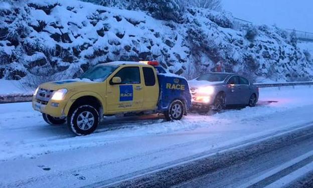 Una grua del RACE ayuda a un vehículo en la nieve. 