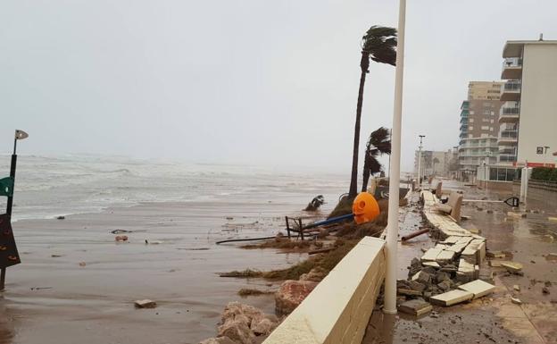 'Gloria' derriba el muro del paseo marítimo de Bellreguard