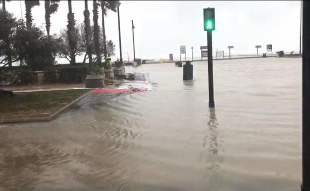 El paseo de la Malvarrosa de Valencia, inundado.