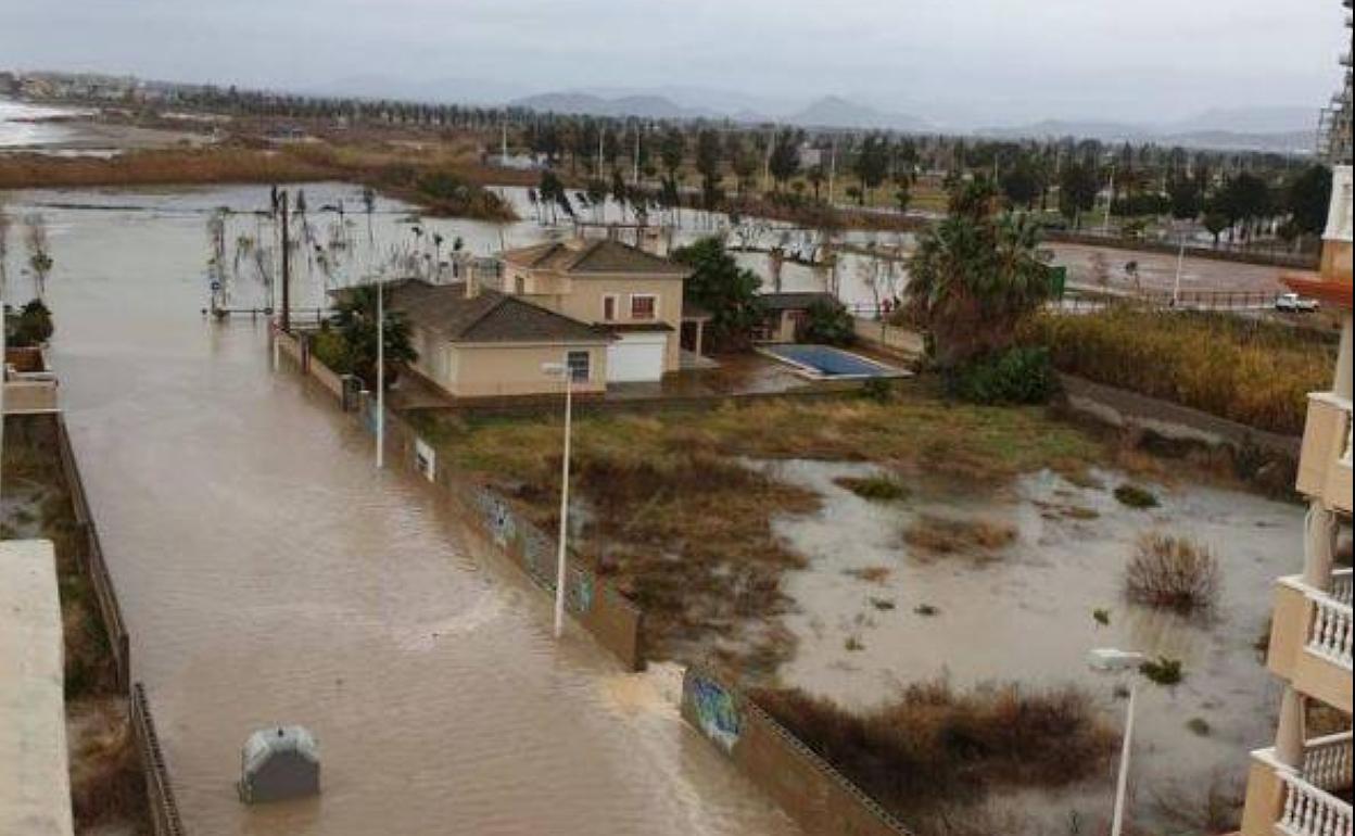 El agua del mar anega las calles de Moncófar.