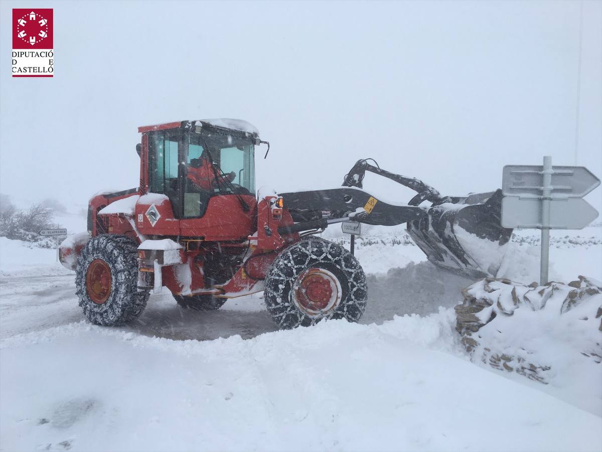 Bomberos del Consorcio Provincial de Castellón, actuando contra la nieve en la tarde de este lunes.