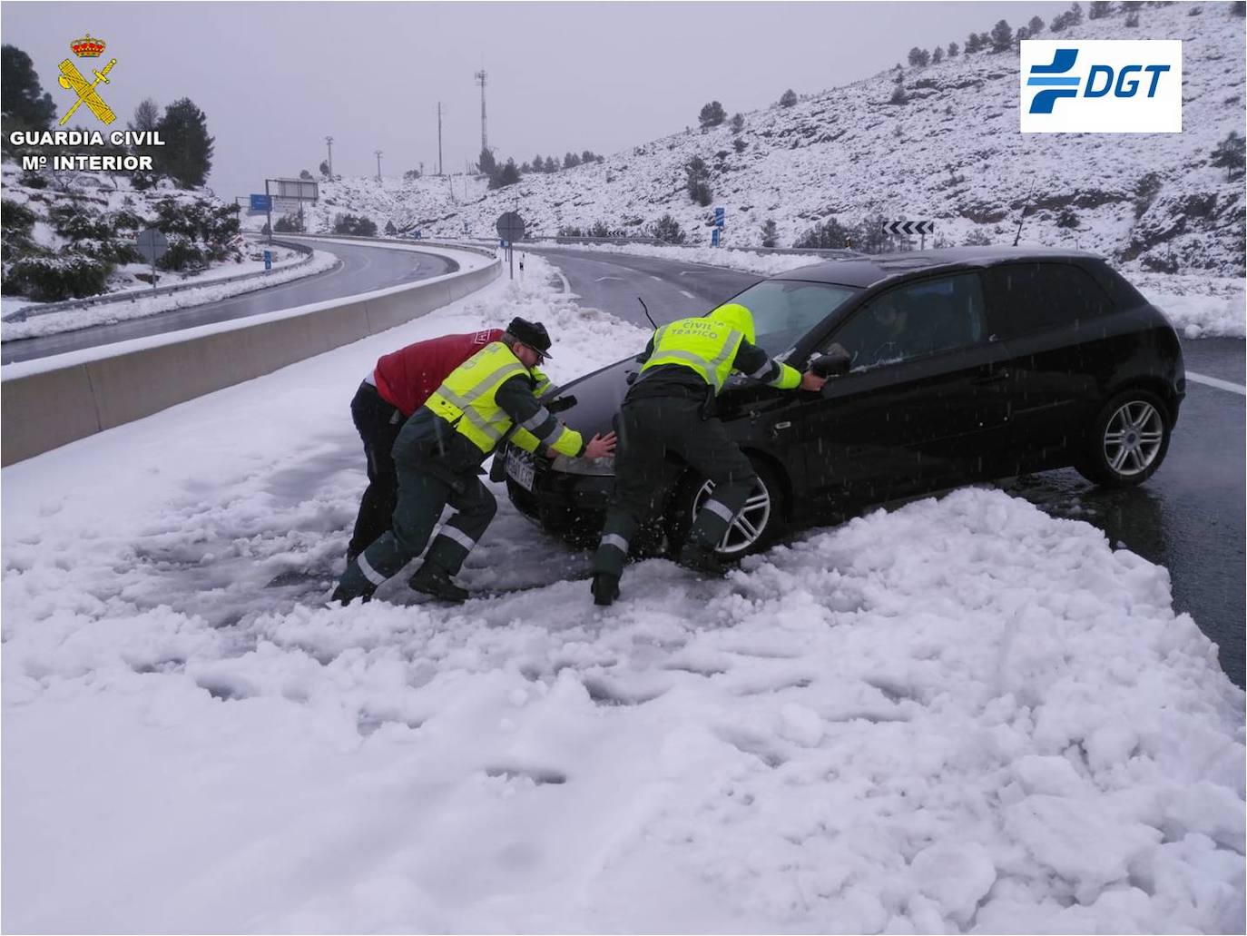 La Guardia Civil auxiliando a un vehículo atrapado en la nieve en Alicante.