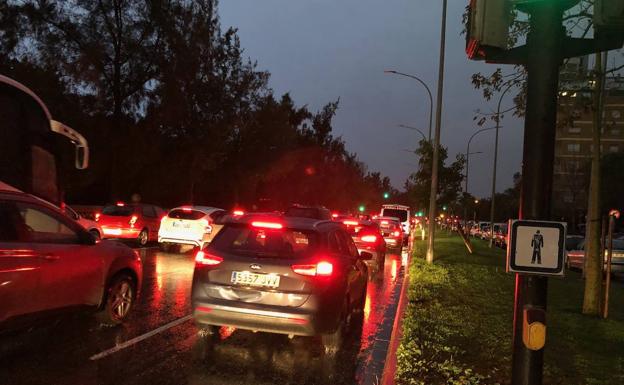 La lluvia atasca el tráfico en Valencia y sus principales vías de acceso