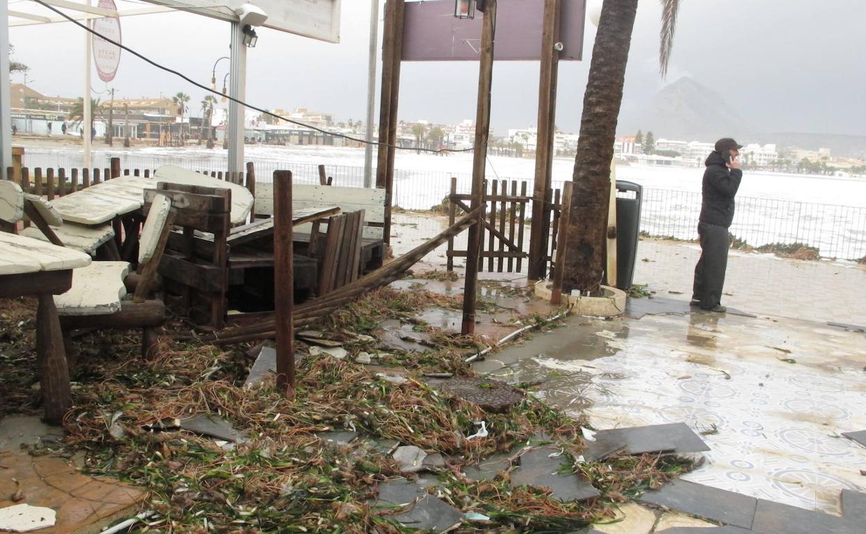 Así han quedado los locales de la playa del Arenal, en Xàbia. 