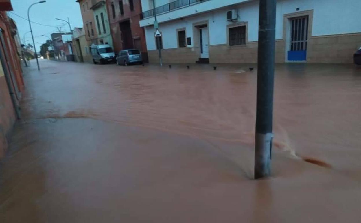 El agua anega las calles.