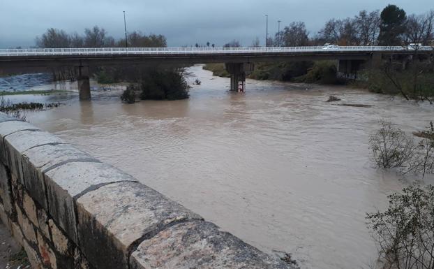 La Ribera pasa otra noche en vilo pendiente del río Júcar