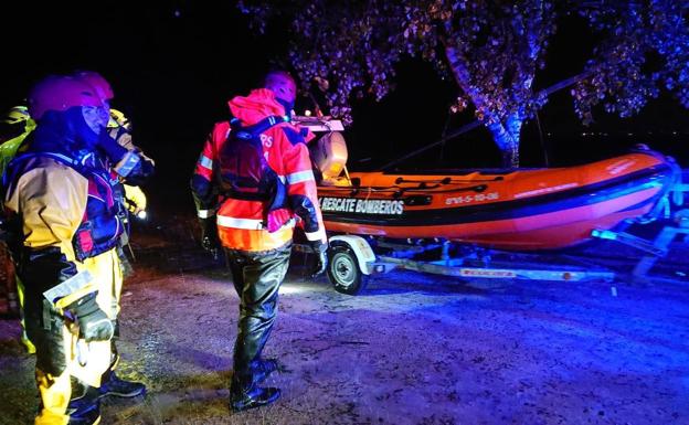 Efectivos trabajando en el rescate del hombre en la Albufera. 