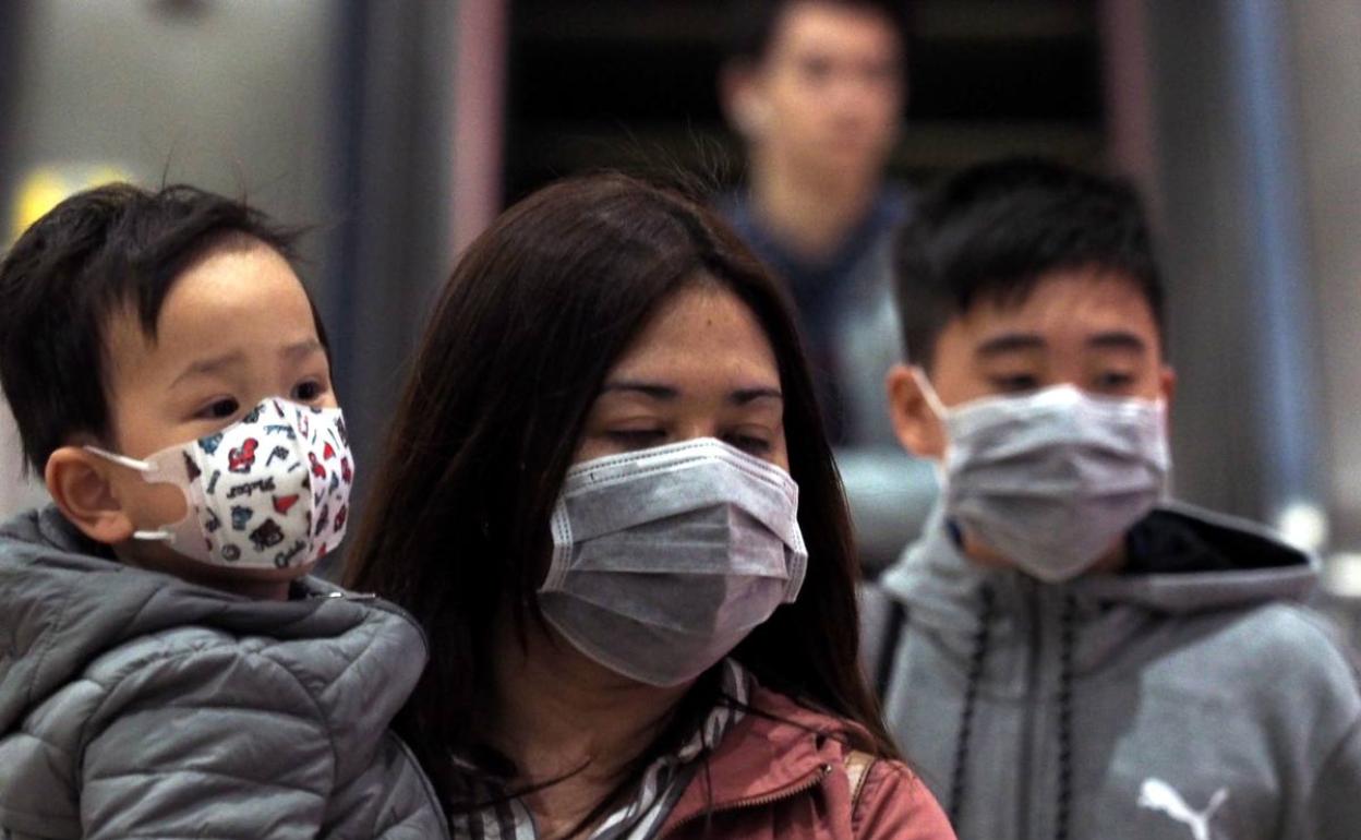 Una mujer y dos niños con mascarilla en Taipei (Taiwan), donde ha habido casos.