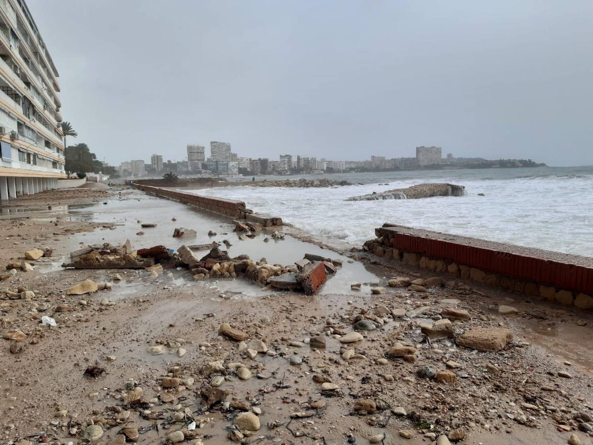 Daños del temporal en los accesos y espigones de la finca Adoc, en la playa de Alicante.