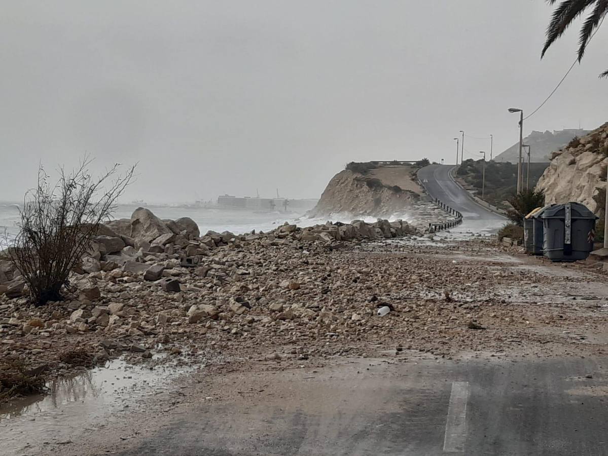 Daños del temporal en los accesos y espigones de la finca Adoc, en la playa de Alicante.