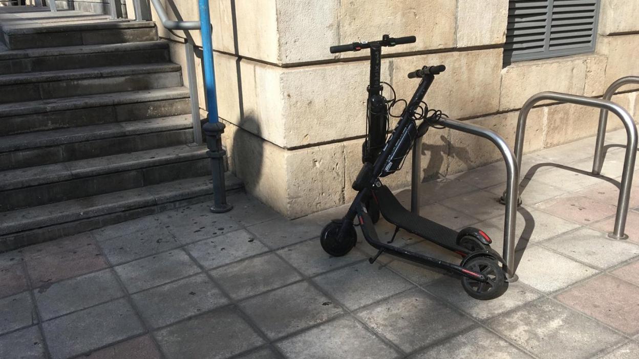 Patinetes eléctricos estacionados junto al Mercado Central de Alicante. 