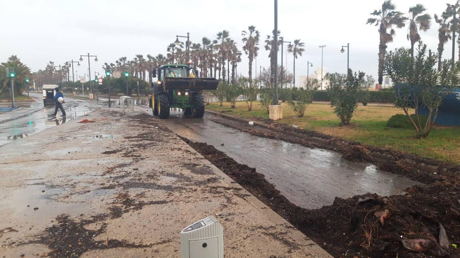 El mar ha engullido el paseo marítimo dejando imágenes desoladoras