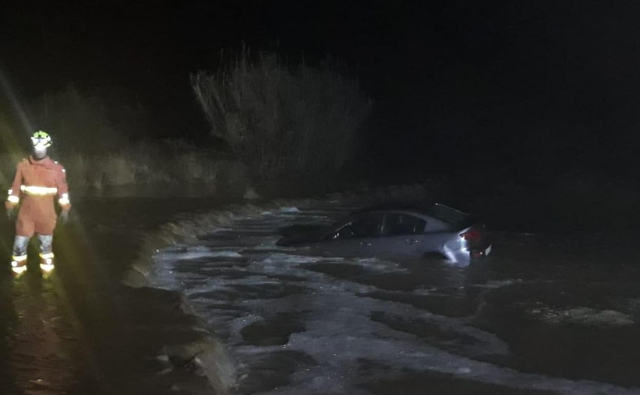 Temporal Gloria | Rescatan a los ocupantes de un coche arrastrado por la crecida del Carraixet en Bétera