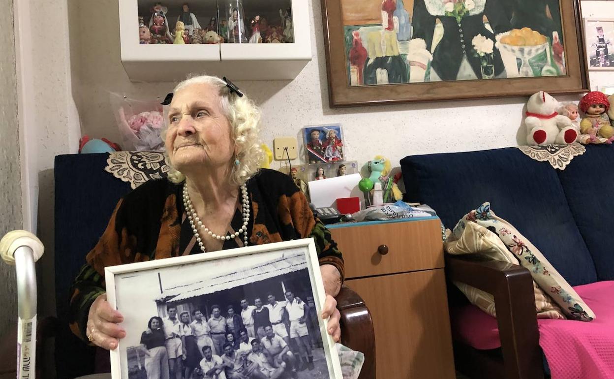 Luna Montecchio muestra una fotografía de ella y su marido con otros supervivientes de Auschwitz al llegar a Palestina en 1945. 