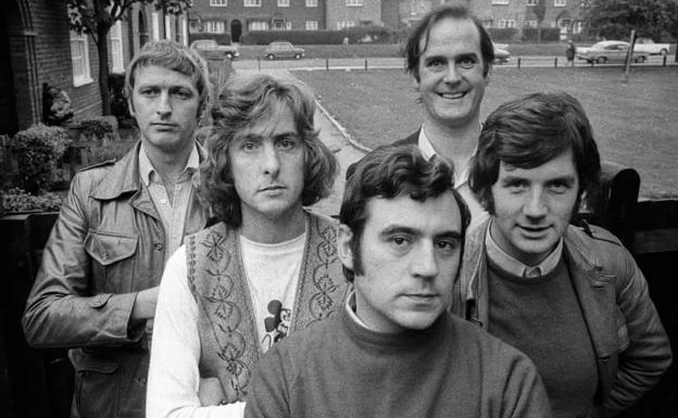 Imagen principal - Terry Jones y el resto de miembros británicos de los Monty Python en sus inicios (falta Terry Gilliam, el único estadounidense). En su inolvidable papel de la madre del protagonista de 'La vida de Brian' y en una fotografía de 2008.