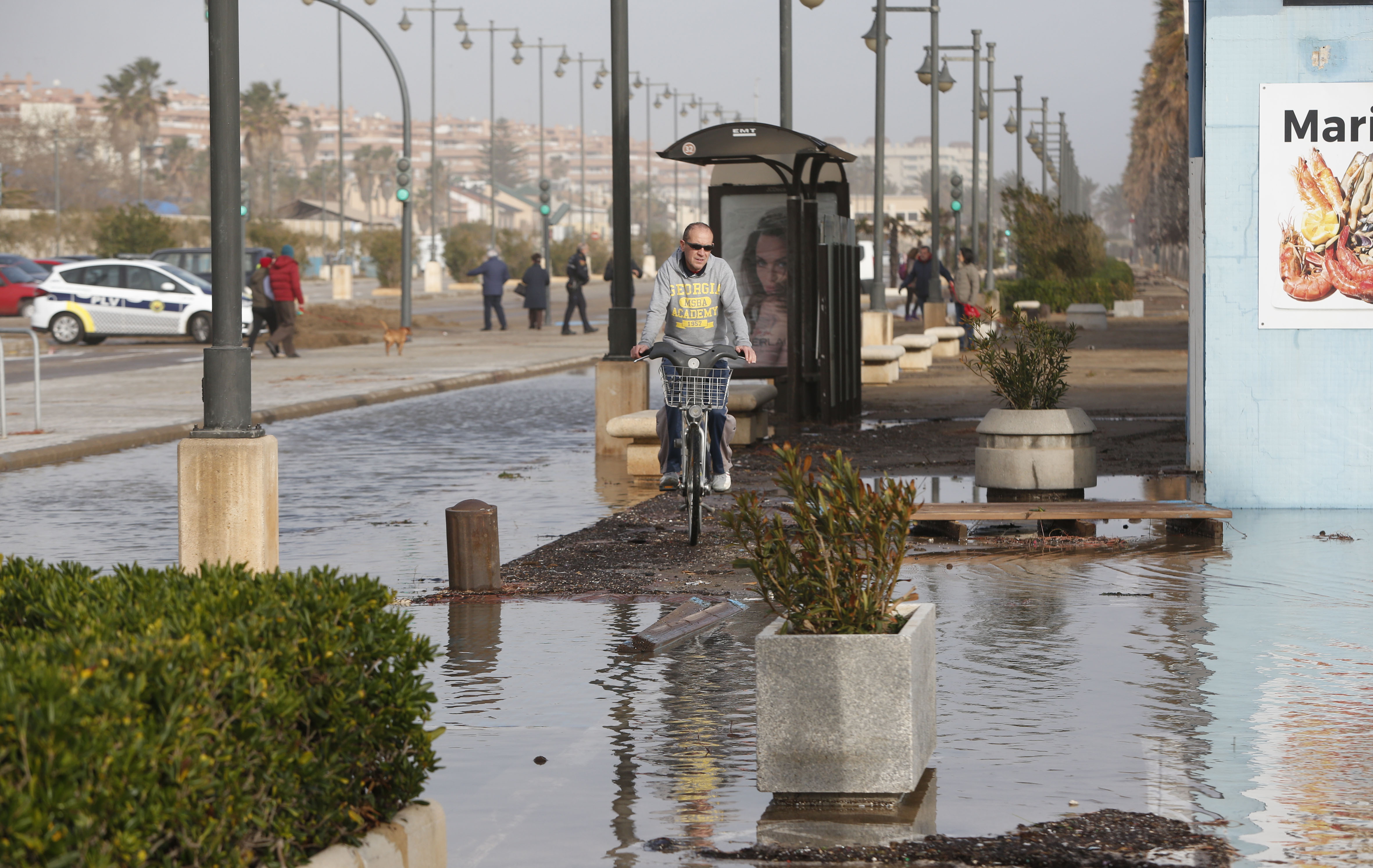 El mar ha engullido el paseo marítimo dejando imágenes desoladoras