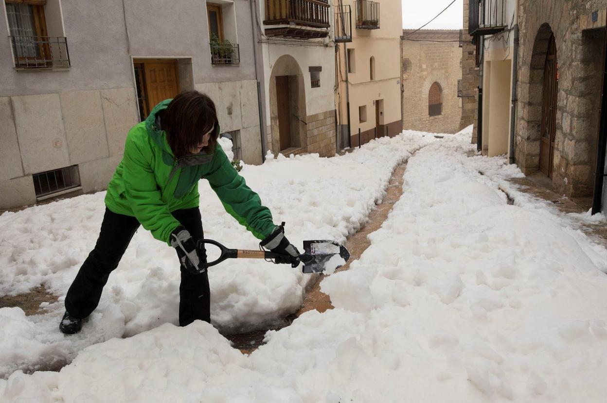 Morella. Una mujer abre camino en una calle.