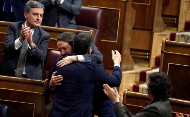 Sánchez e Iglesias se abrazan durante el debate de investidura.