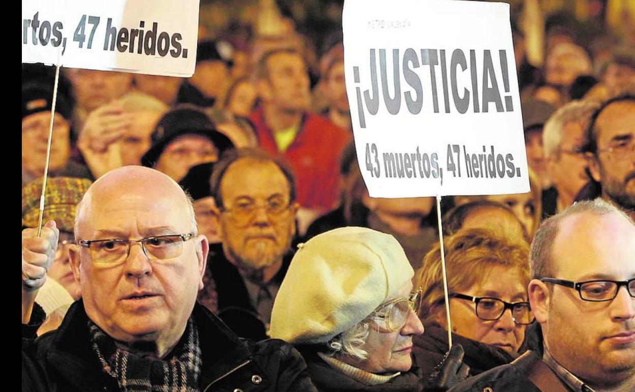 Una concentración a favor de las víctimas del accidente de metro. 