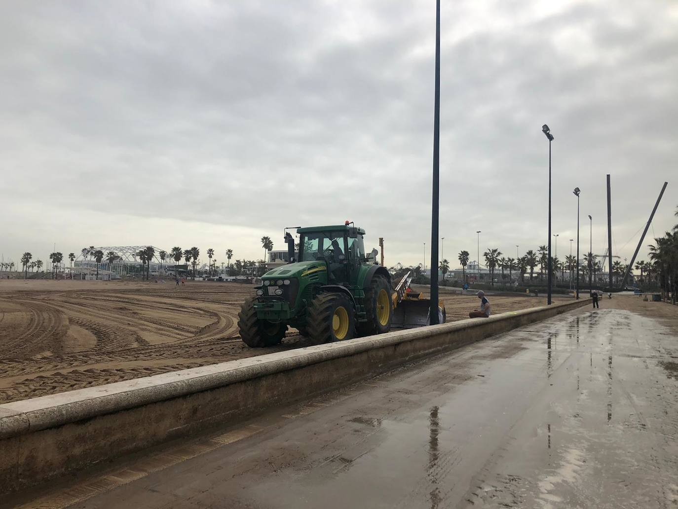 El mar ha engullido el paseo marítimo dejando imágenes desoladoras