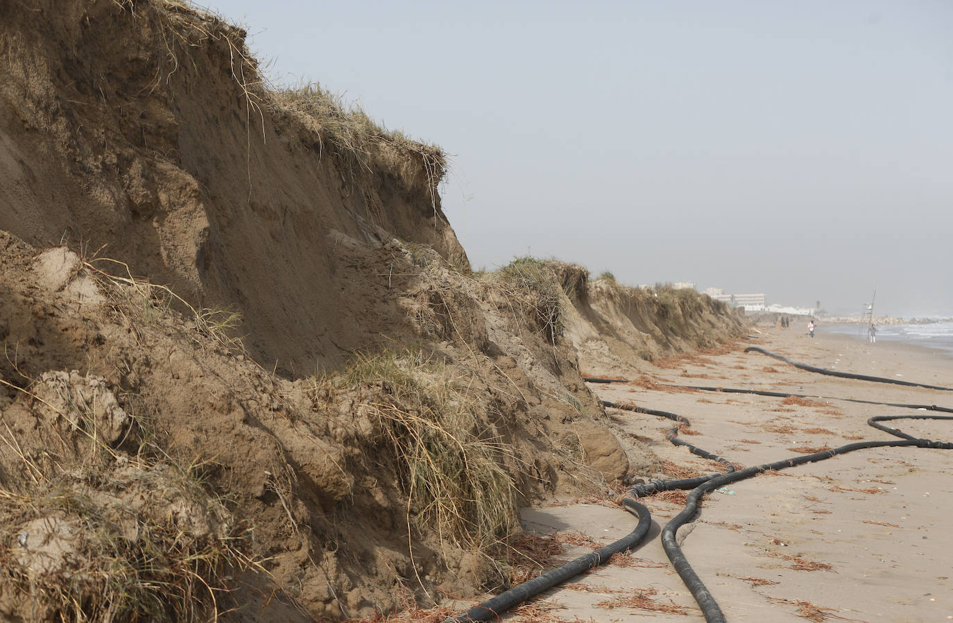 El mar ha engullido el paseo marítimo dejando imágenes desoladoras