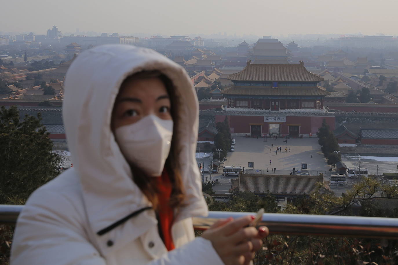 El intento de China de contener el letal coronarirus colocando a ciudades enteras bajo cuarentena es una medida sin precedentes pero parece poco probable que pueda parar la diseminación del patógeno, según han advertido los expertos. El contagioso virus ya se ha extendido por China y allende sus fronteras. China empezó su campaña el jueves, suspendiendo todos los transportes con Wuhan, la ciudad de 11 millones donde emergió en diciembre el coronavirus de la familia del SRAS (Síndrome Respiratorio Severo Agudo). Una cascada de ciudades vecinas se han sumado a este bloqueo de viajes, en un corralito que afecta a cerca de 41 millones --una población casi tan grande como la de Argentina-- en un intento de impedir que aquellos con el patógeno viajen e infecten a otros fuera de esta zona. Sin embargo, con un balance de 26 muertos e infecciones detectadas hasta en Estados Unidos, se teme que las acciones sean demasiado pequeñas y lleguen demasiado tarde.