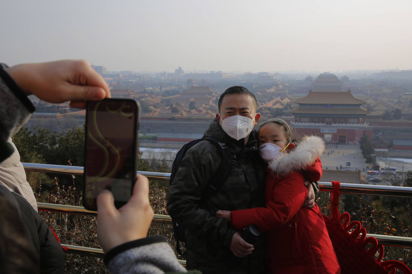 El intento de China de contener el letal coronarirus colocando a ciudades enteras bajo cuarentena es una medida sin precedentes pero parece poco probable que pueda parar la diseminación del patógeno, según han advertido los expertos. El contagioso virus ya se ha extendido por China y allende sus fronteras. China empezó su campaña el jueves, suspendiendo todos los transportes con Wuhan, la ciudad de 11 millones donde emergió en diciembre el coronavirus de la familia del SRAS (Síndrome Respiratorio Severo Agudo). Una cascada de ciudades vecinas se han sumado a este bloqueo de viajes, en un corralito que afecta a cerca de 41 millones --una población casi tan grande como la de Argentina-- en un intento de impedir que aquellos con el patógeno viajen e infecten a otros fuera de esta zona. Sin embargo, con un balance de 26 muertos e infecciones detectadas hasta en Estados Unidos, se teme que las acciones sean demasiado pequeñas y lleguen demasiado tarde.