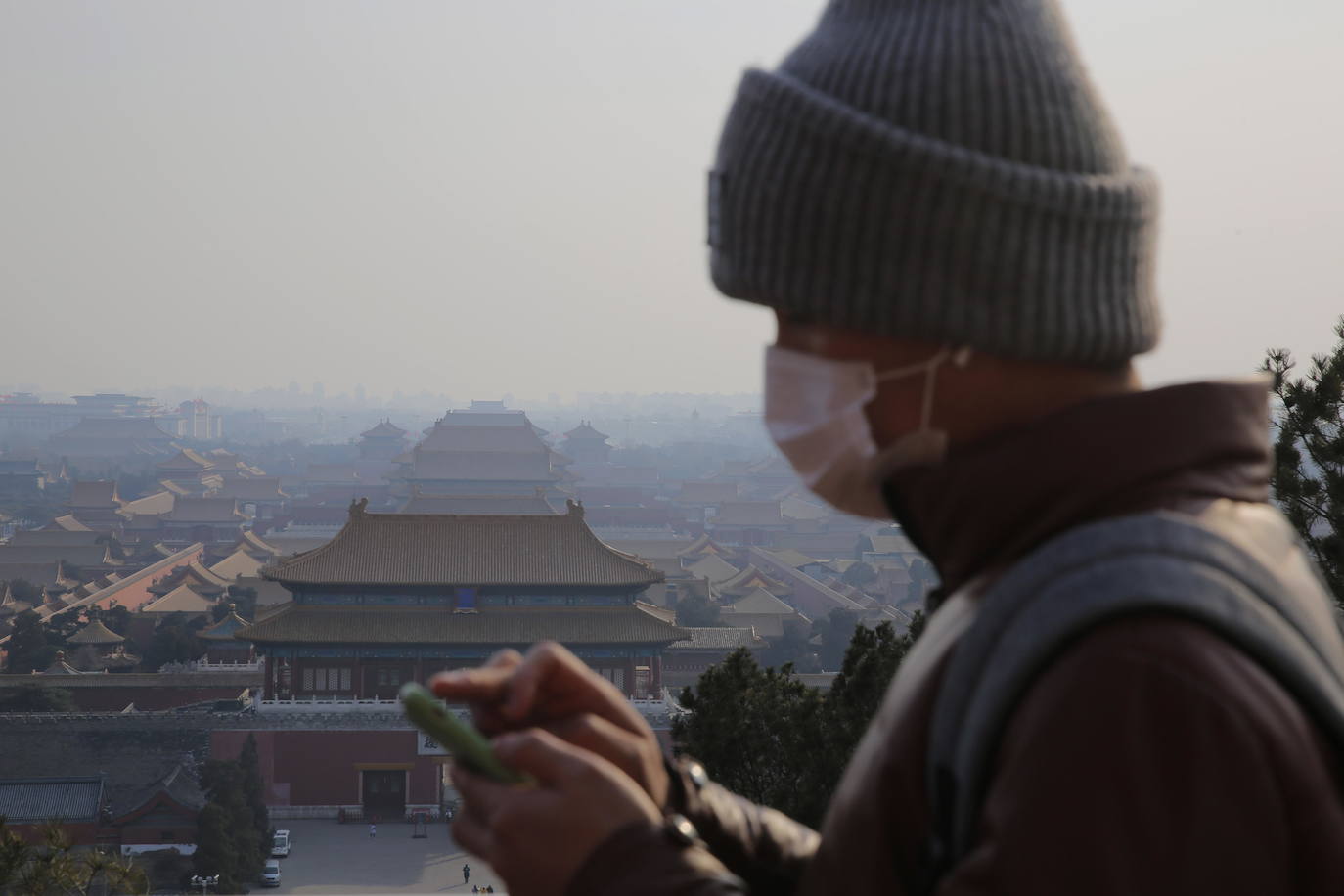 El intento de China de contener el letal coronarirus colocando a ciudades enteras bajo cuarentena es una medida sin precedentes pero parece poco probable que pueda parar la diseminación del patógeno, según han advertido los expertos. El contagioso virus ya se ha extendido por China y allende sus fronteras. China empezó su campaña el jueves, suspendiendo todos los transportes con Wuhan, la ciudad de 11 millones donde emergió en diciembre el coronavirus de la familia del SRAS (Síndrome Respiratorio Severo Agudo). Una cascada de ciudades vecinas se han sumado a este bloqueo de viajes, en un corralito que afecta a cerca de 41 millones --una población casi tan grande como la de Argentina-- en un intento de impedir que aquellos con el patógeno viajen e infecten a otros fuera de esta zona. Sin embargo, con un balance de 26 muertos e infecciones detectadas hasta en Estados Unidos, se teme que las acciones sean demasiado pequeñas y lleguen demasiado tarde.