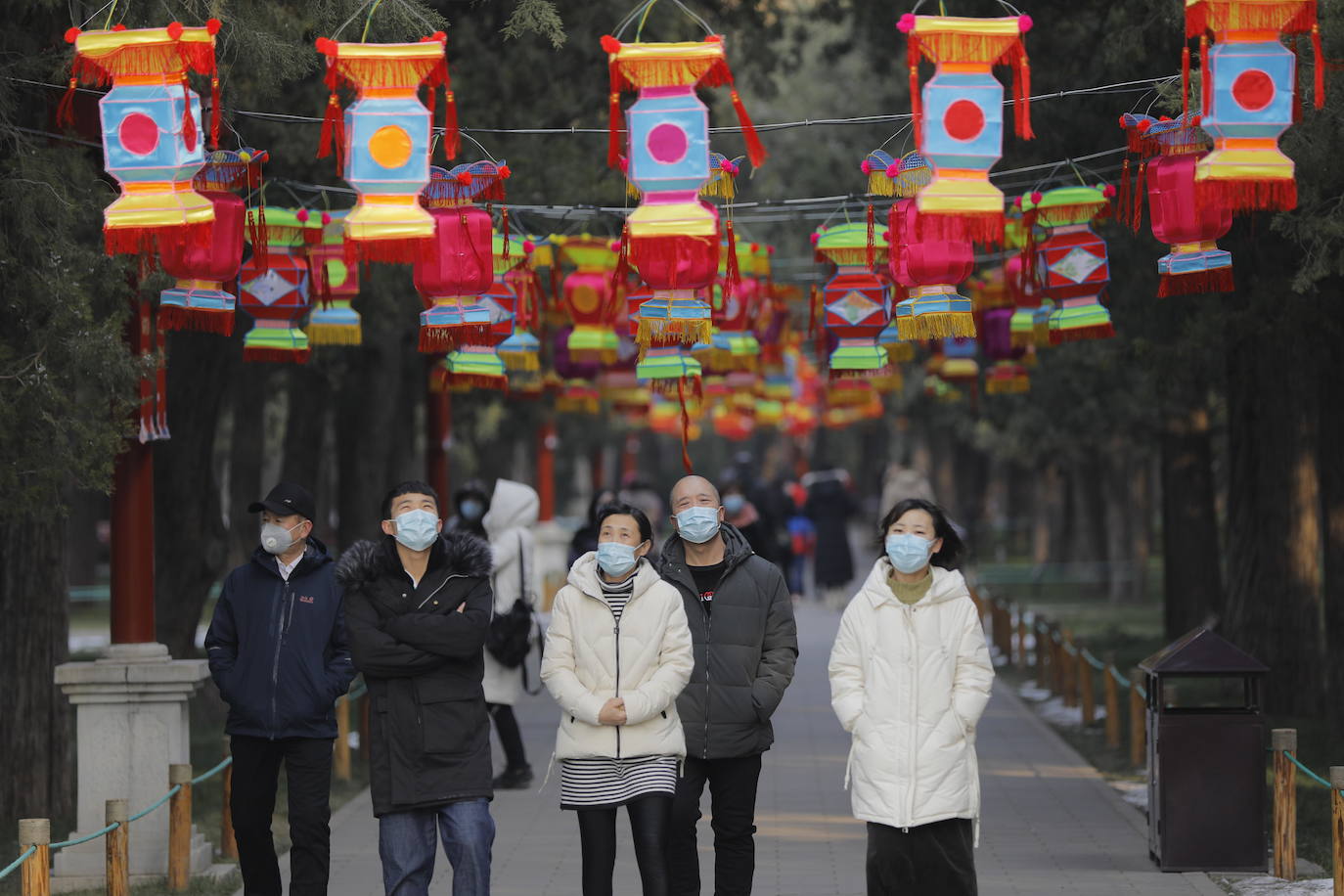 El intento de China de contener el letal coronarirus colocando a ciudades enteras bajo cuarentena es una medida sin precedentes pero parece poco probable que pueda parar la diseminación del patógeno, según han advertido los expertos. El contagioso virus ya se ha extendido por China y allende sus fronteras. China empezó su campaña el jueves, suspendiendo todos los transportes con Wuhan, la ciudad de 11 millones donde emergió en diciembre el coronavirus de la familia del SRAS (Síndrome Respiratorio Severo Agudo). Una cascada de ciudades vecinas se han sumado a este bloqueo de viajes, en un corralito que afecta a cerca de 41 millones --una población casi tan grande como la de Argentina-- en un intento de impedir que aquellos con el patógeno viajen e infecten a otros fuera de esta zona. Sin embargo, con un balance de 26 muertos e infecciones detectadas hasta en Estados Unidos, se teme que las acciones sean demasiado pequeñas y lleguen demasiado tarde.