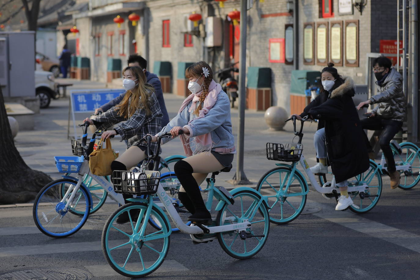 El intento de China de contener el letal coronarirus colocando a ciudades enteras bajo cuarentena es una medida sin precedentes pero parece poco probable que pueda parar la diseminación del patógeno, según han advertido los expertos. El contagioso virus ya se ha extendido por China y allende sus fronteras. China empezó su campaña el jueves, suspendiendo todos los transportes con Wuhan, la ciudad de 11 millones donde emergió en diciembre el coronavirus de la familia del SRAS (Síndrome Respiratorio Severo Agudo). Una cascada de ciudades vecinas se han sumado a este bloqueo de viajes, en un corralito que afecta a cerca de 41 millones --una población casi tan grande como la de Argentina-- en un intento de impedir que aquellos con el patógeno viajen e infecten a otros fuera de esta zona. Sin embargo, con un balance de 26 muertos e infecciones detectadas hasta en Estados Unidos, se teme que las acciones sean demasiado pequeñas y lleguen demasiado tarde.