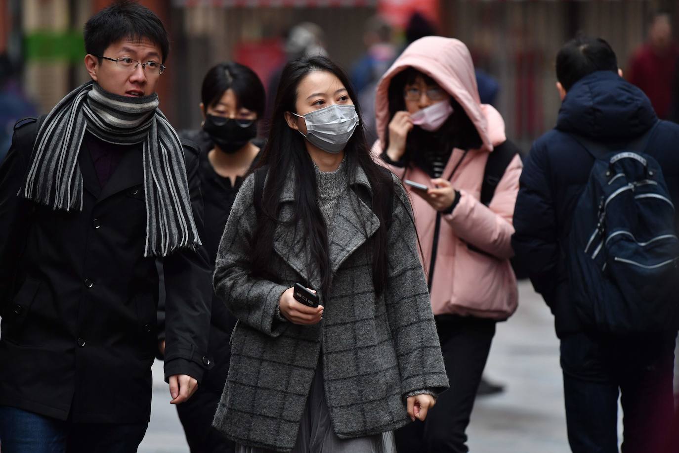 El intento de China de contener el letal coronarirus colocando a ciudades enteras bajo cuarentena es una medida sin precedentes pero parece poco probable que pueda parar la diseminación del patógeno, según han advertido los expertos. El contagioso virus ya se ha extendido por China y allende sus fronteras. China empezó su campaña el jueves, suspendiendo todos los transportes con Wuhan, la ciudad de 11 millones donde emergió en diciembre el coronavirus de la familia del SRAS (Síndrome Respiratorio Severo Agudo). Una cascada de ciudades vecinas se han sumado a este bloqueo de viajes, en un corralito que afecta a cerca de 41 millones --una población casi tan grande como la de Argentina-- en un intento de impedir que aquellos con el patógeno viajen e infecten a otros fuera de esta zona. Sin embargo, con un balance de 26 muertos e infecciones detectadas hasta en Estados Unidos, se teme que las acciones sean demasiado pequeñas y lleguen demasiado tarde.