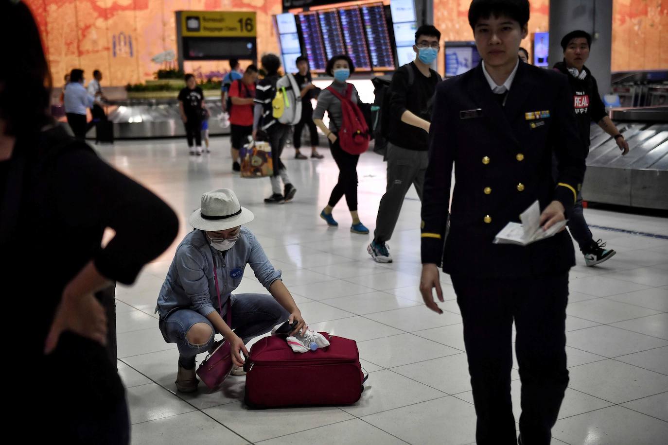 El intento de China de contener el letal coronarirus colocando a ciudades enteras bajo cuarentena es una medida sin precedentes pero parece poco probable que pueda parar la diseminación del patógeno, según han advertido los expertos. El contagioso virus ya se ha extendido por China y allende sus fronteras. China empezó su campaña el jueves, suspendiendo todos los transportes con Wuhan, la ciudad de 11 millones donde emergió en diciembre el coronavirus de la familia del SRAS (Síndrome Respiratorio Severo Agudo). Una cascada de ciudades vecinas se han sumado a este bloqueo de viajes, en un corralito que afecta a cerca de 41 millones --una población casi tan grande como la de Argentina-- en un intento de impedir que aquellos con el patógeno viajen e infecten a otros fuera de esta zona. Sin embargo, con un balance de 26 muertos e infecciones detectadas hasta en Estados Unidos, se teme que las acciones sean demasiado pequeñas y lleguen demasiado tarde.